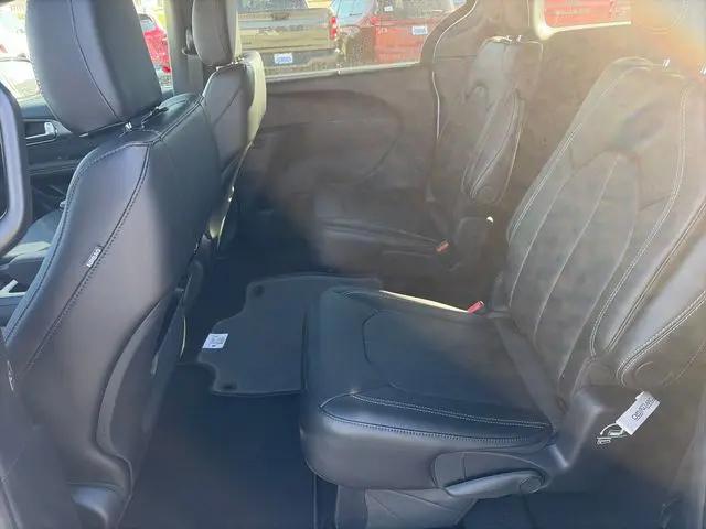 2026 Chrysler Pacifica Select AWD