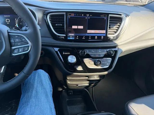 2026 Chrysler Pacifica Select AWD
