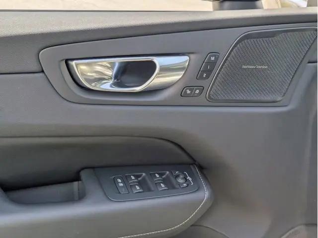 2025 Volvo XC60 B5 Ultra