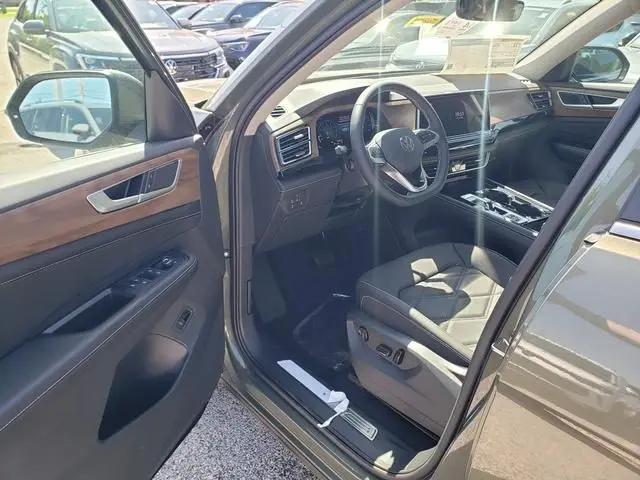 2026 Volkswagen Atlas SE with Technology