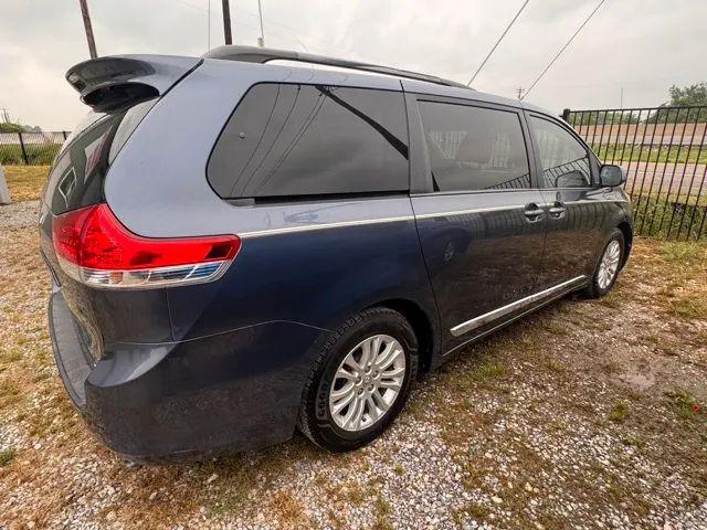 2013 Toyota Sienna XLE V6 8 Passenger