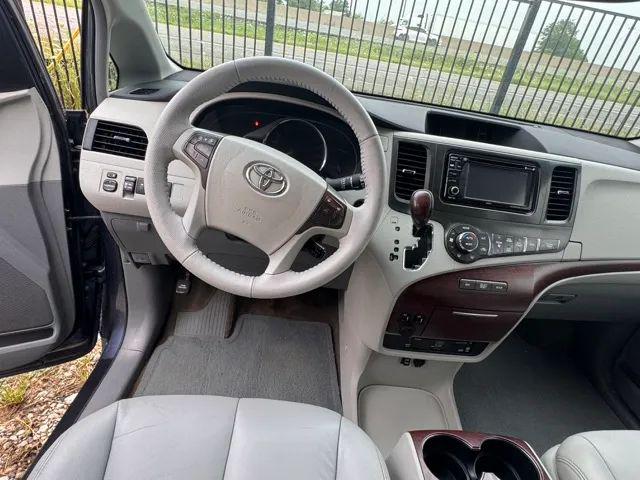 2013 Toyota Sienna XLE V6 8 Passenger