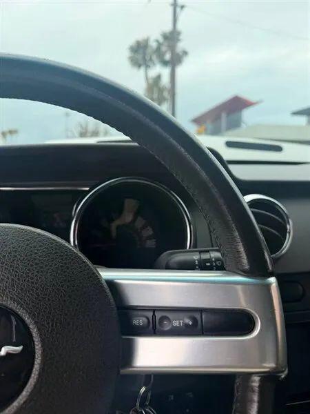2005 Ford Mustang GT Deluxe