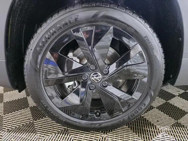 2026 Volkswagen Taos SE Black
