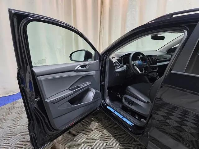 2026 Volkswagen Taos SE Black