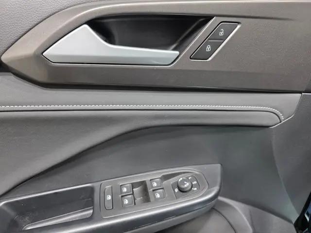 2026 Volkswagen Taos SE Black