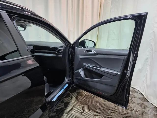 2026 Volkswagen Taos SE Black