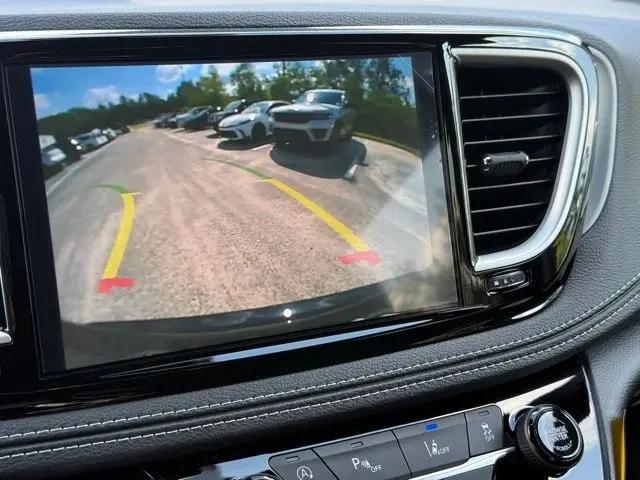 2027 Chrysler Pacifica Select