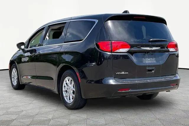 2023 Chrysler Voyager LX