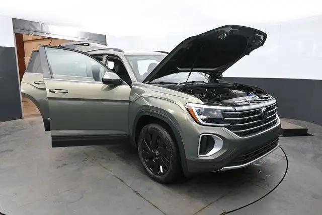 2026 Volkswagen Atlas SE with Technology