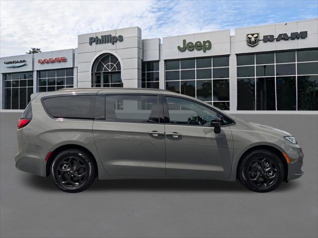 2025 Chrysler Pacifica Hybrid Premiuim S Appearance Package