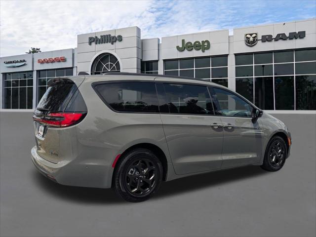 2025 Chrysler Pacifica Hybrid Premiuim S Appearance Package