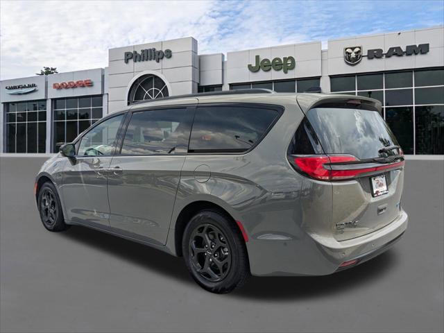 2025 Chrysler Pacifica Hybrid Premiuim S Appearance Package