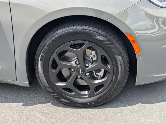 2025 Chrysler Pacifica Hybrid Premiuim S Appearance Package