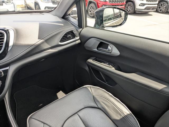 2025 Chrysler Pacifica Hybrid Premiuim S Appearance Package