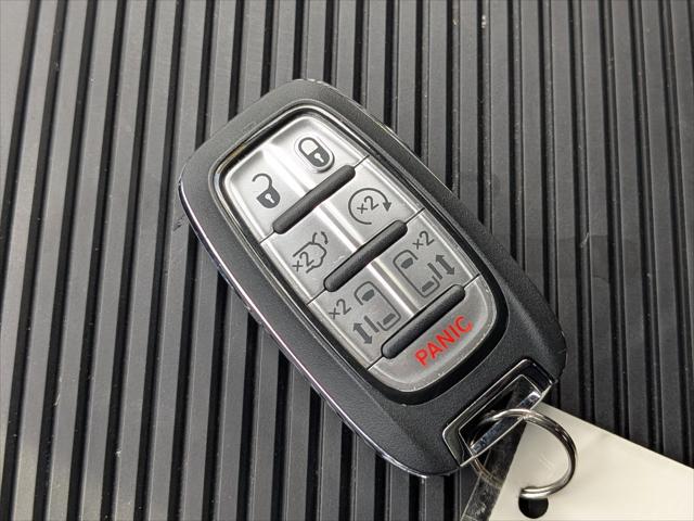 2025 Chrysler Pacifica Hybrid Premiuim S Appearance Package