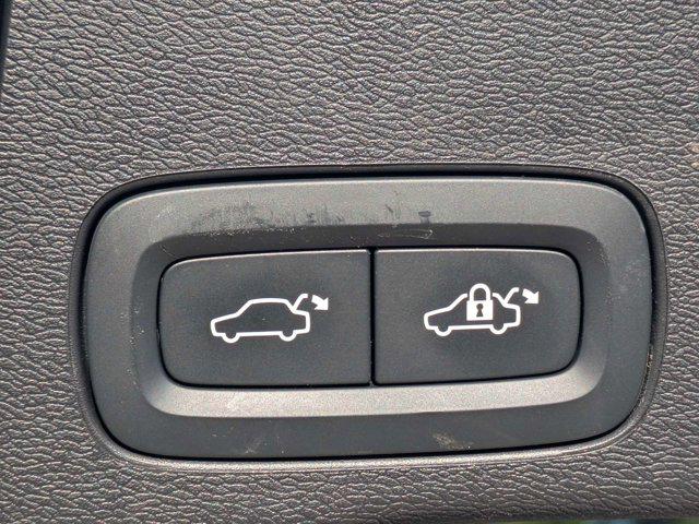 2024 Volvo XC60 Recharge T8 Plus Dark Theme