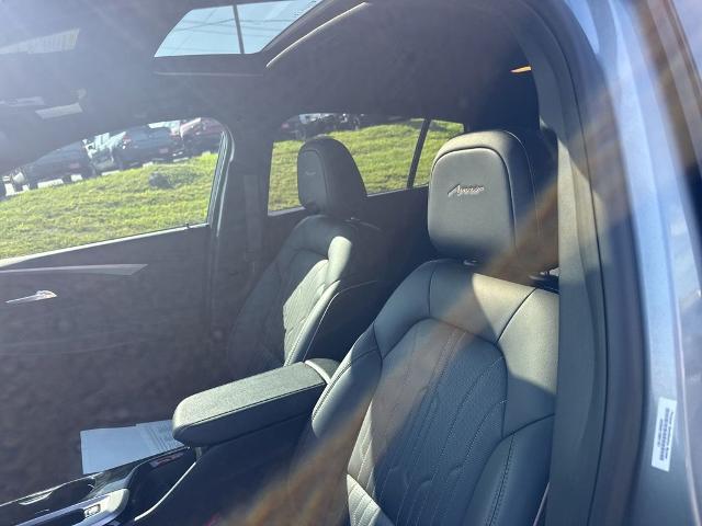 2025 Buick NV Avenir FWD