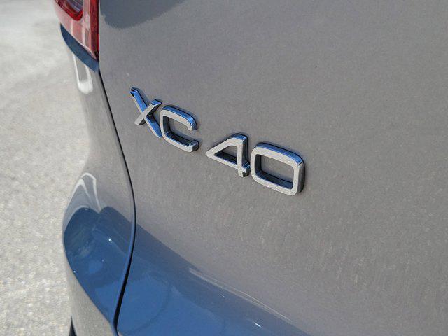 2023 Volvo XC40 B5 Plus Dark Theme