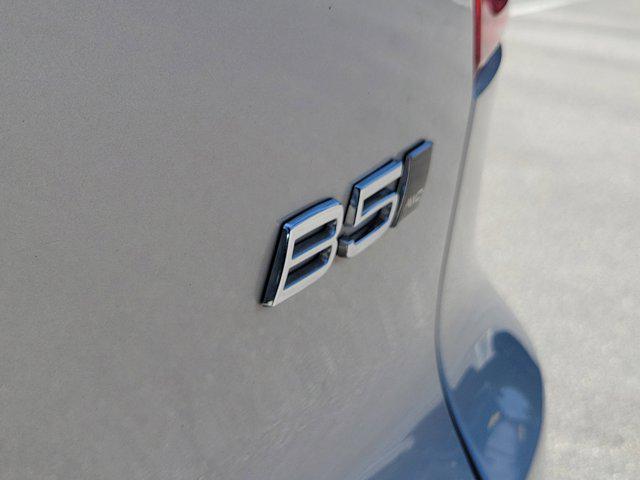 2023 Volvo XC40 B5 Plus Dark Theme