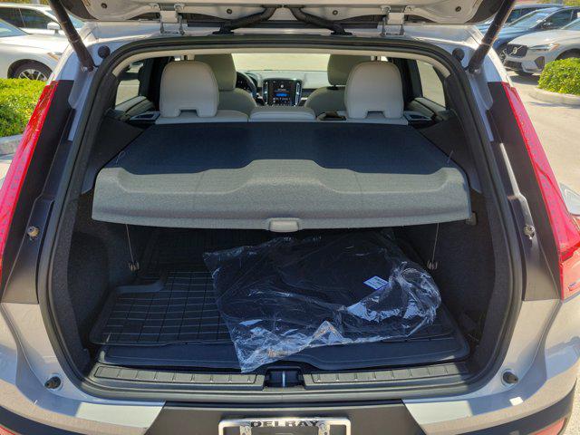 2023 Volvo XC40 B5 Plus Dark Theme