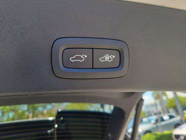 2023 Volvo XC40 B5 Plus Dark Theme