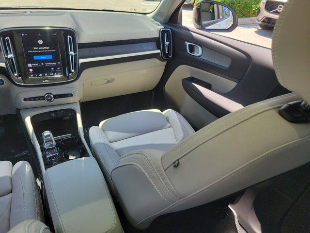 2023 Volvo XC40 B5 Plus Dark Theme