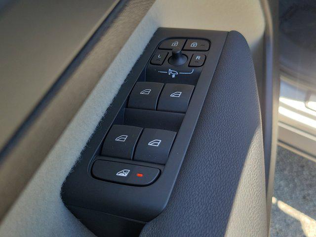 2023 Volvo XC40 B5 Plus Dark Theme