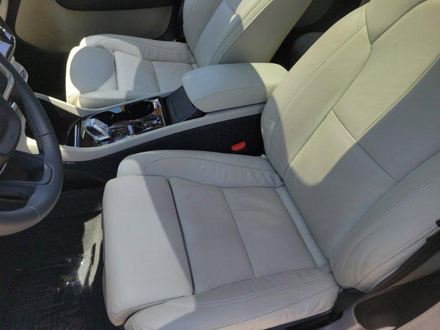 2023 Volvo XC40 B5 Plus Dark Theme