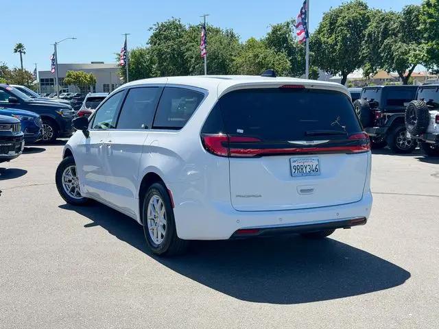 2025 Chrysler Pacifica Select