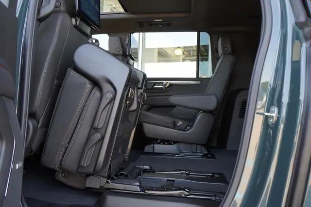 2026 Chevrolet Suburban RST, 4WD