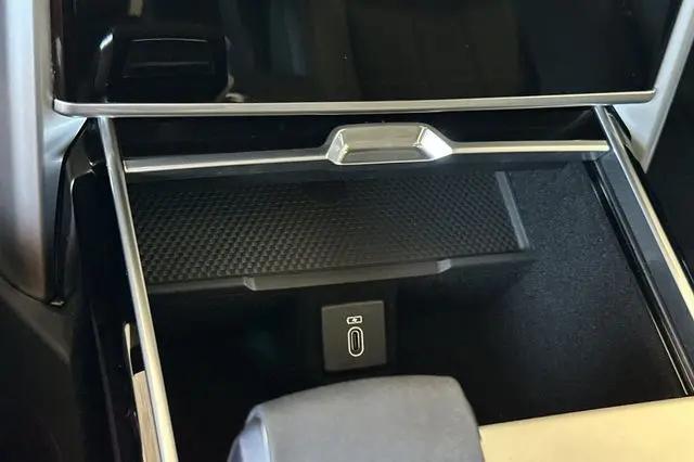 2026 Land Rover Range Rover P400 SE 7 Seat