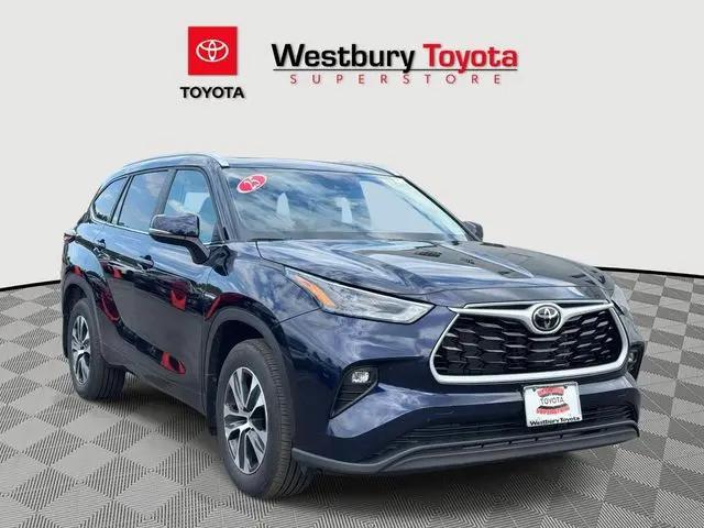 2025 Toyota Highlander LE for sale in Westbury, NY