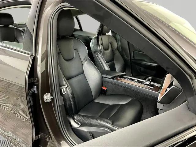2024 Volvo S60 B5 Plus Dark Theme