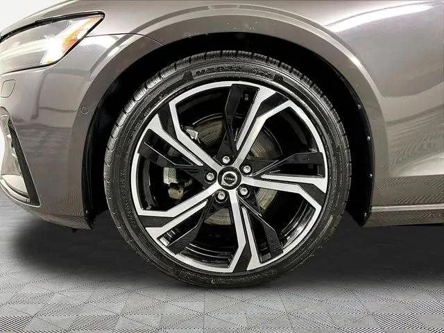 2024 Volvo S60 B5 Plus Dark Theme
