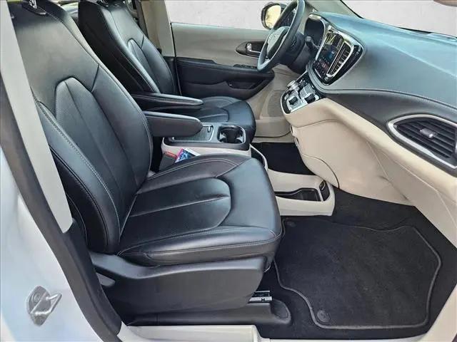 2024 Chrysler Pacifica Hybrid Select