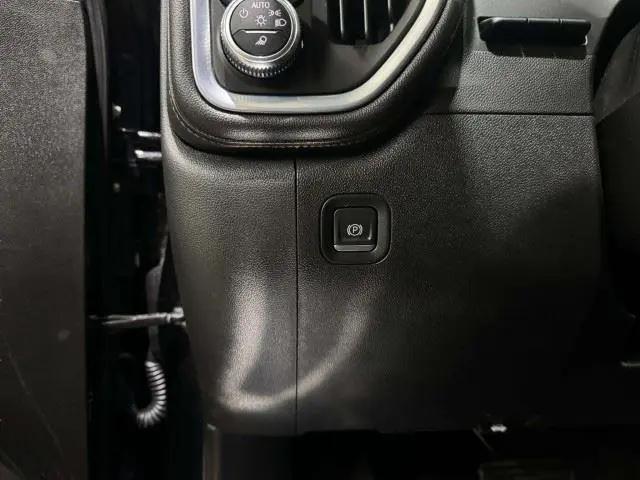 2022 GMC Sierra 1500 Limited 4WD Crew Cab Short Box AT4