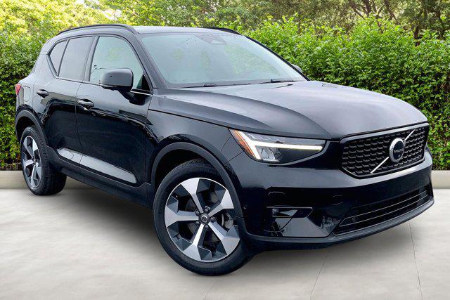 2023 Volvo XC40 B5 Plus Dark Theme