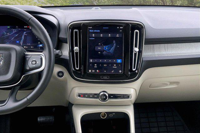 2023 Volvo XC40 B5 Plus Dark Theme