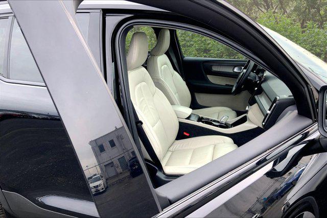 2023 Volvo XC40 B5 Plus Dark Theme