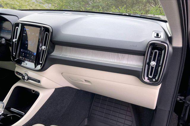 2023 Volvo XC40 B5 Plus Dark Theme