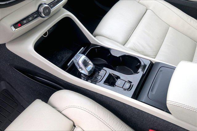 2023 Volvo XC40 B5 Plus Dark Theme