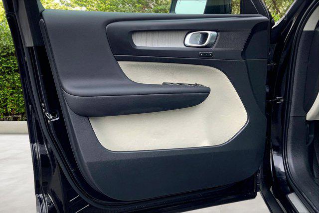 2023 Volvo XC40 B5 Plus Dark Theme