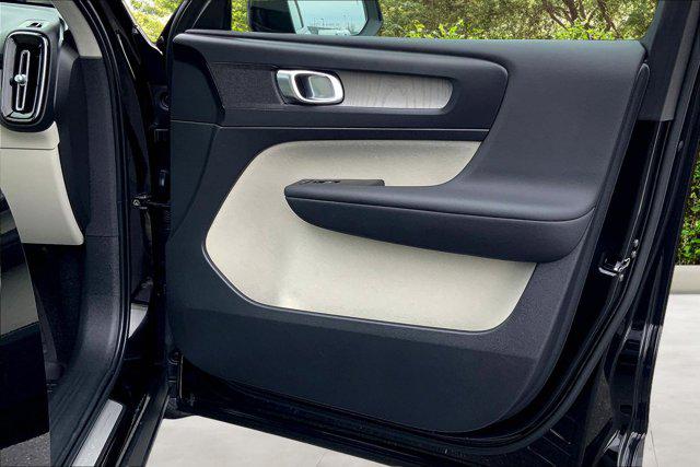 2023 Volvo XC40 B5 Plus Dark Theme