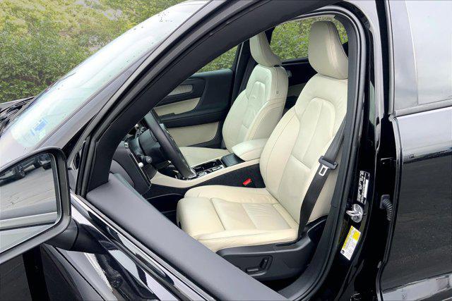 2023 Volvo XC40 B5 Plus Dark Theme