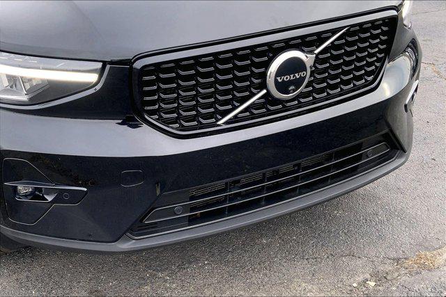2023 Volvo XC40 B5 Plus Dark Theme