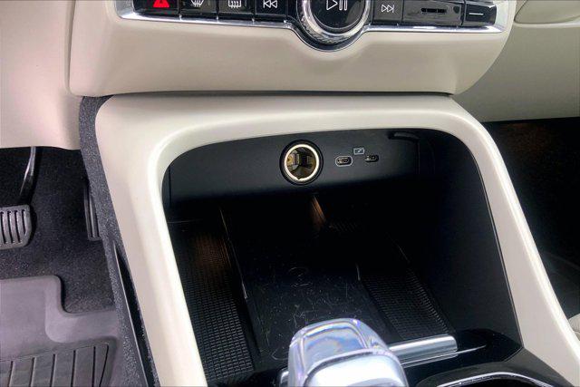2023 Volvo XC40 B5 Plus Dark Theme