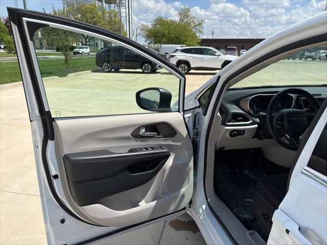 2024 Chrysler Voyager LX