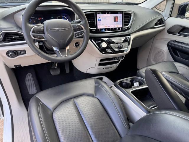 2024 Chrysler Pacifica Hybrid Select