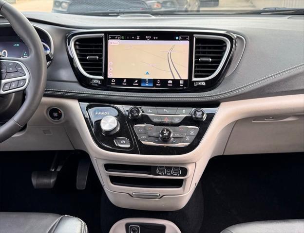 2024 Chrysler Pacifica Hybrid Select